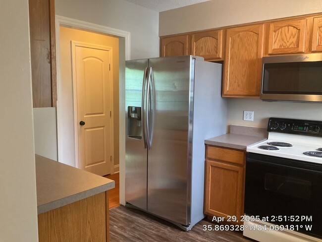 Building Photo - 3 Bedroom / 2.5 Bath House Available Now