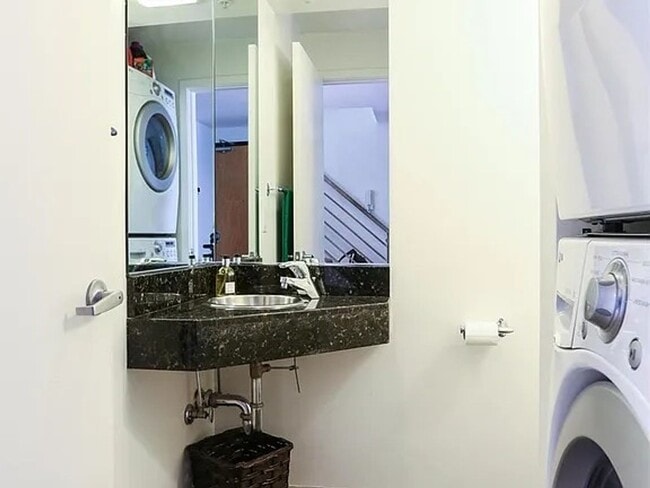 Building Photo - Soma 1x1.5 oversized loft with parking and laundry