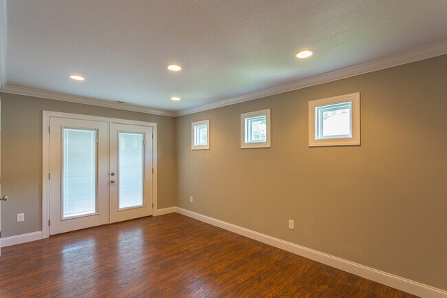 Building Photo - 606 Van Dyke St