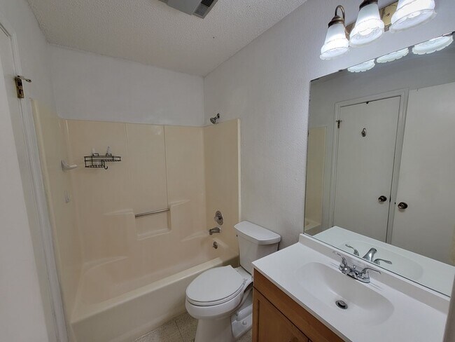 Building Photo - Gorgeous 2 beds 2 baths in San Antonio!