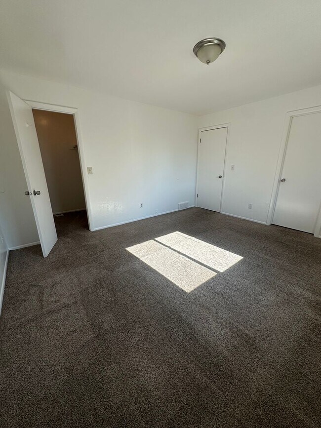 Building Photo - Beautiful 4-Bedroom, 2-Bath Home with Classic Layout and Large Yard