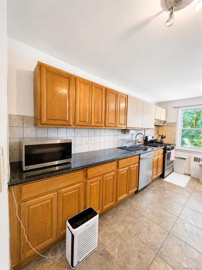 Building Photo - 43 1/2 Carpenter Ave