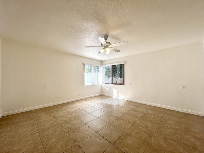 Building Photo - AVAILABLE NOW!! 2 Bedroom 1 Bathroom Apart...