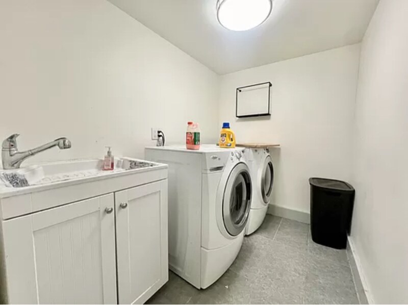 Building Photo - 404 Suydam St