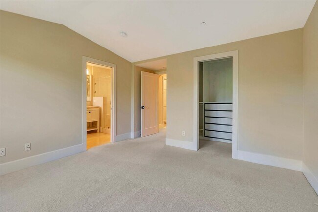 Building Photo - Beautiful Tri-Level 4 bedroom, 3.5 Bathroom, 2,150 SqFt Home in Downtown Campbell!
