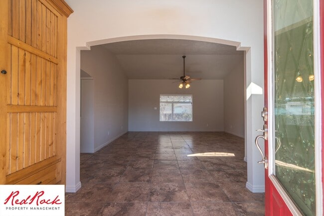 Building Photo - Spacious 3 Bedroom Single-Level Home in Bloomington Hills