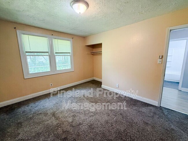 Building Photo - 2108 Rogers Dr