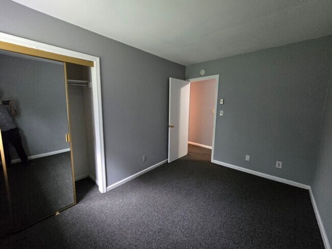 Building Photo - 170 Roberts St