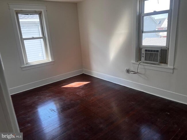 Building Photo - 529 Bridgeboro St