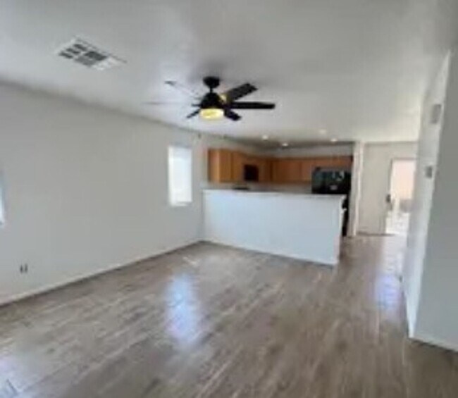 Building Photo - Beautiful 2 bedroom townhouse with garage