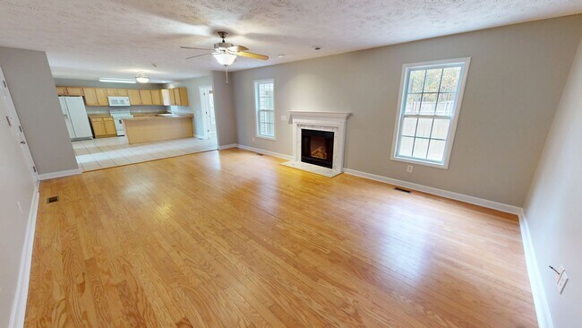 Building Photo - Open Floor Plan with Fenced Back Yard in L...