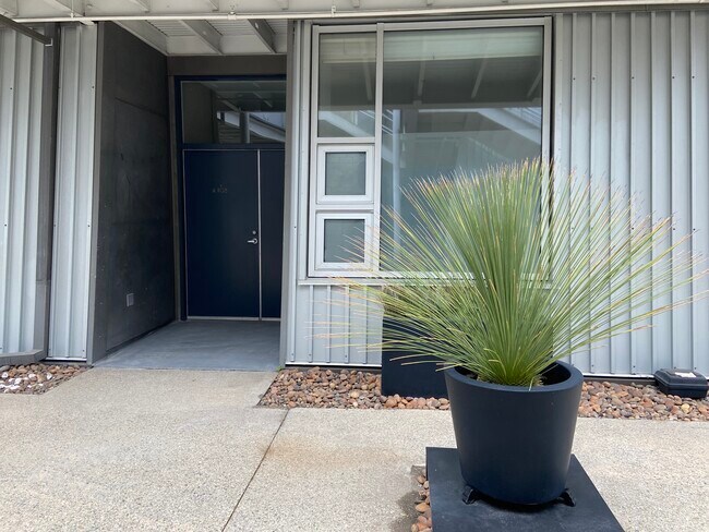 Building Photo - 615 Hampton Dr