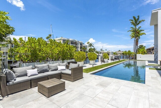 Building Photo - 1400 Bayview Dr