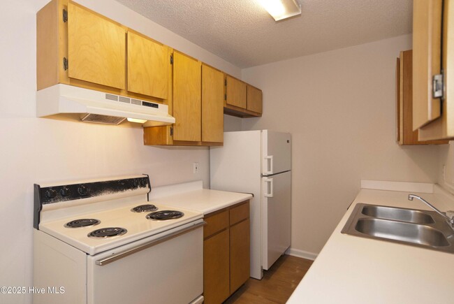 Building Photo - 4105 Spirea Dr