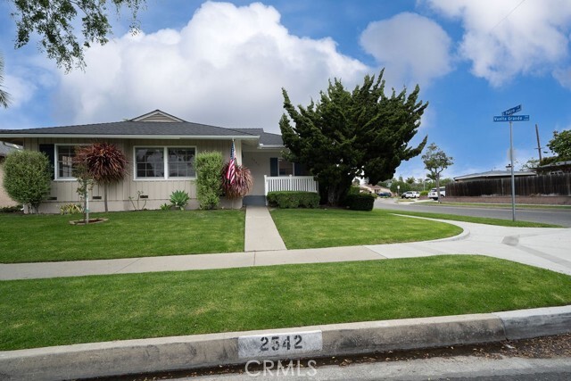 Building Photo - 2542 Vuelta Grande Ave