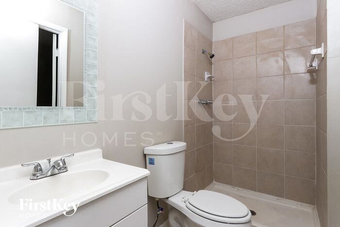 Building Photo - 438 SE Streamlet Ave