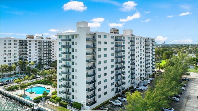 Building Photo - 7525 E Treasure Dr
