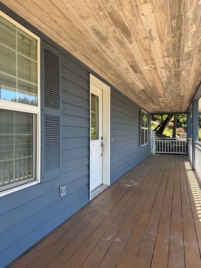 Building Photo - Beautiful large house in the South Hills!