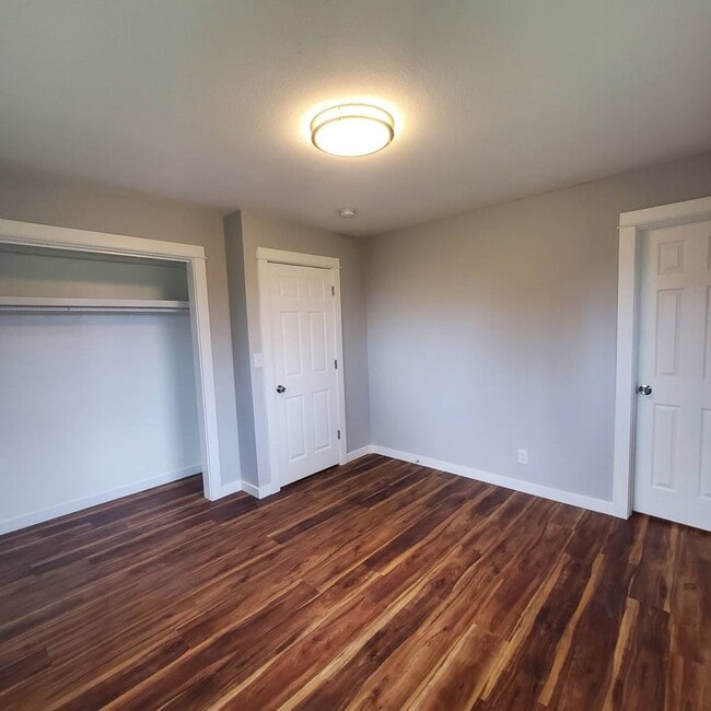 Building Photo - Pet Friendly Single level, 3 bed: 2 bath home with an open yard area and 2 car garage