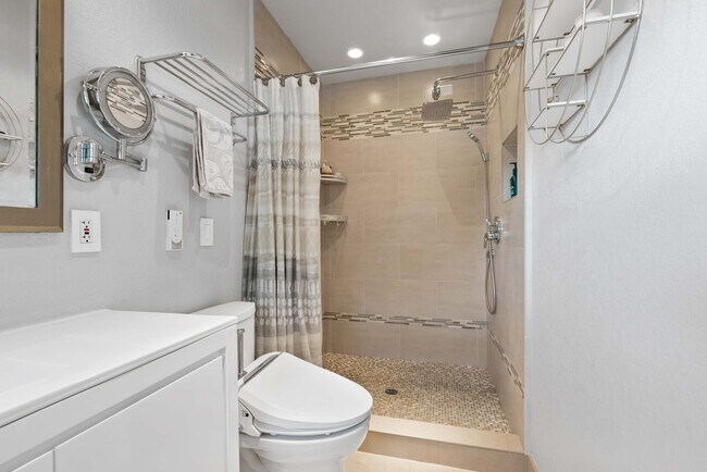 Building Photo - 841 W Latimer Ave