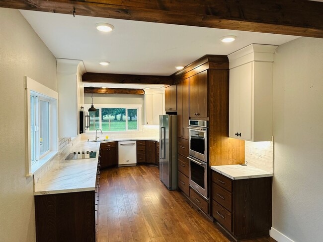 Building Photo - Charming Vintage Farm House