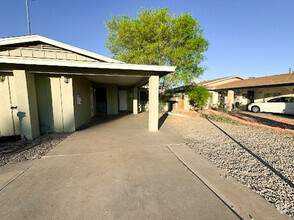 Building Photo - 3Bed/2Bath Duplex at 35th Ave/Cactus! $149...