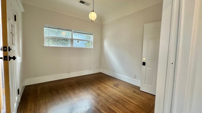 Building Photo - Well-maintained, Charming duplex – 3bd 2ba Upper-Level Unit