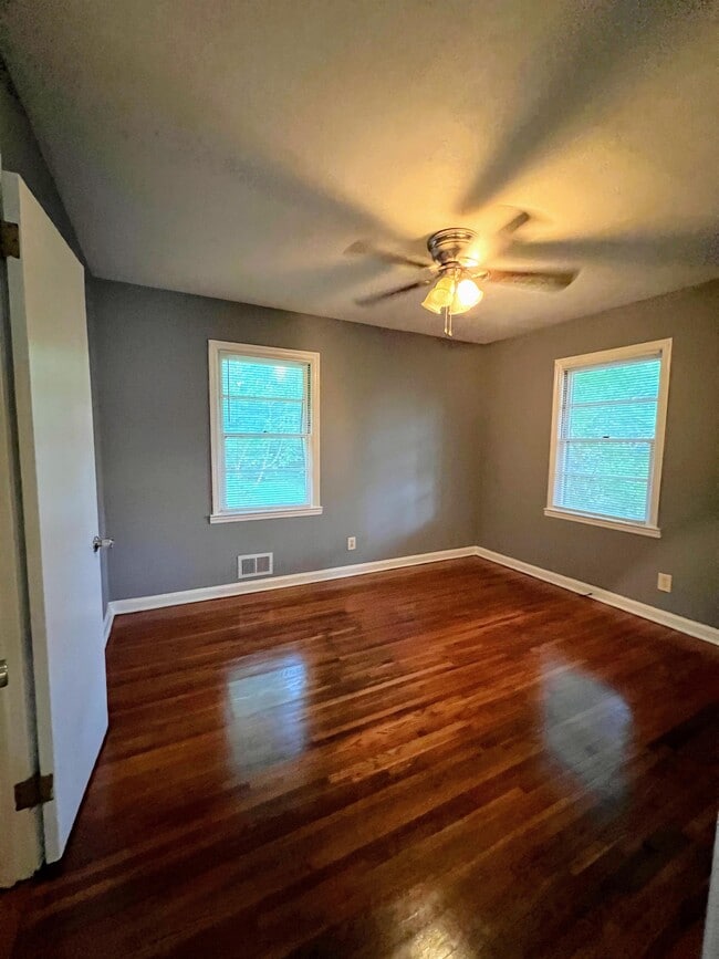 Building Photo - 2884 Meadowview Dr SE