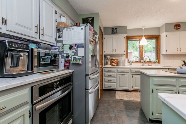 Building Photo - 5 Bed 3 Bath Home