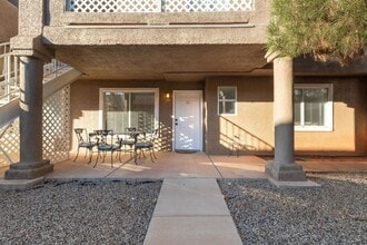 Building Photo - 2 Bed Townhome