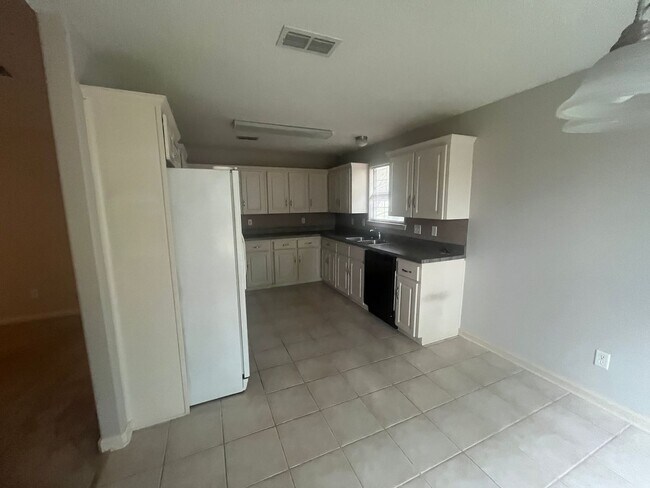 Building Photo - Nice Family home in Ward