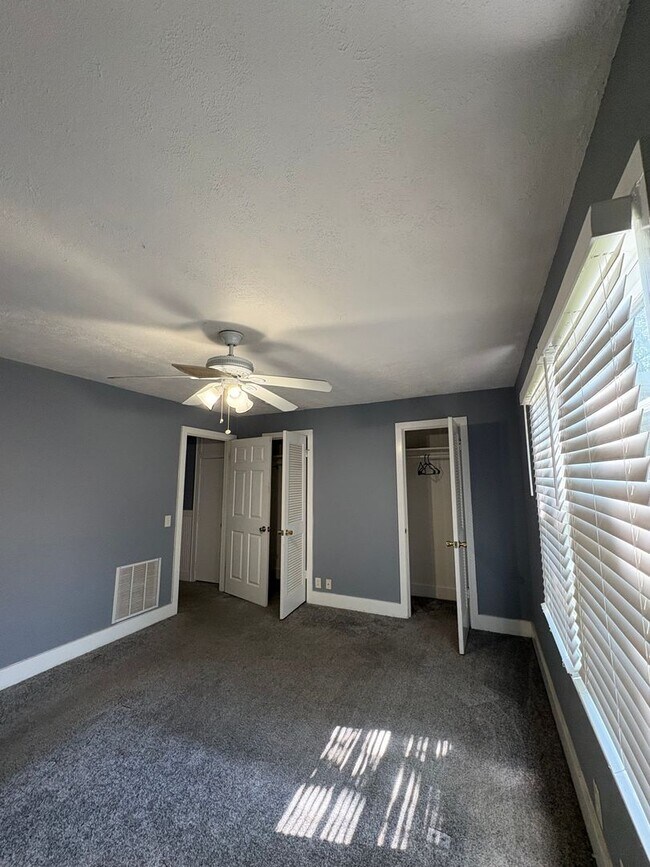 Building Photo - 4 Bedroom 2 Bath House