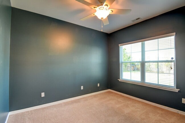 Building Photo - Gorgeous 5 Bedroom Home in Neighborhoods of Holly Ridge