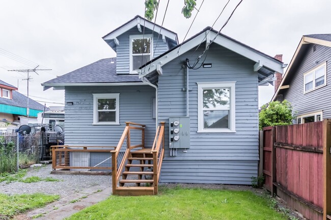 Building Photo - Adorable home with 3 Units in Tacoma