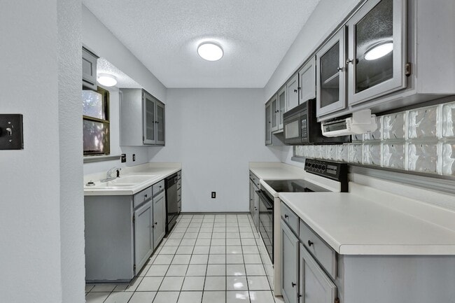Building Photo - 134 Main Pl