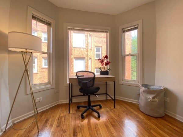 Hardwood flooring and large windows - 1338 W Argyle