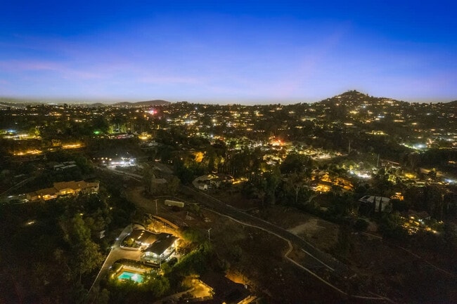 Building Photo - 5048 Bluff Pl