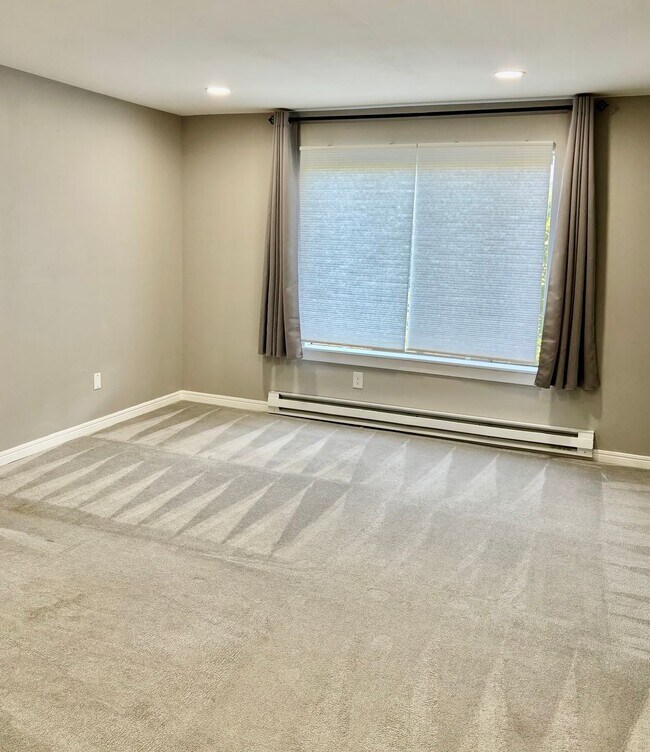 Building Photo - 2 Bed / 2 Bath updated Mercer Island condo $2,995/mo