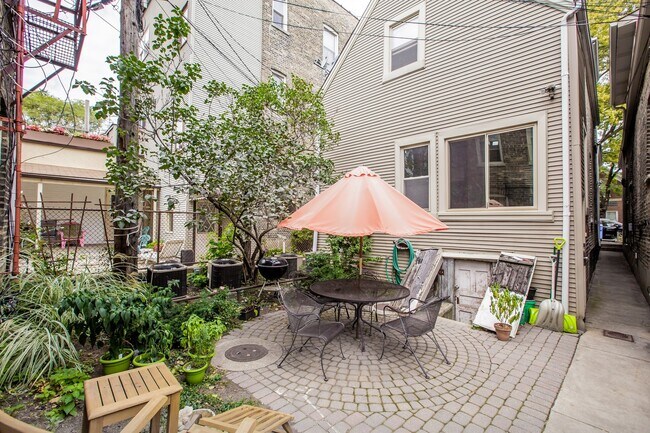 Building Photo - Spacious 1bed in Bucktown!  Central Air, Dishwasher, FREE Laundry & Internet!