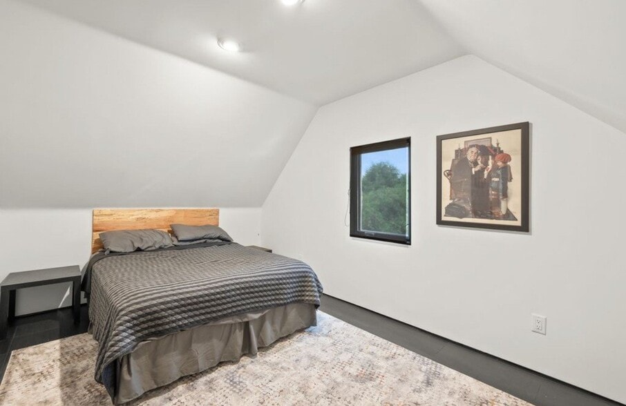 Building Photo - 3625 Woodside Dr