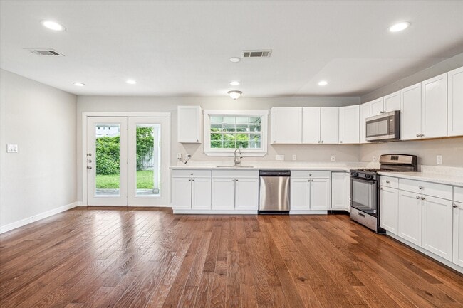 Building Photo - 2006 Du Barry Ln