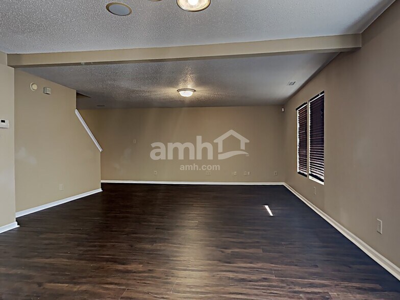 Building Photo - 1329 Central Park Dr