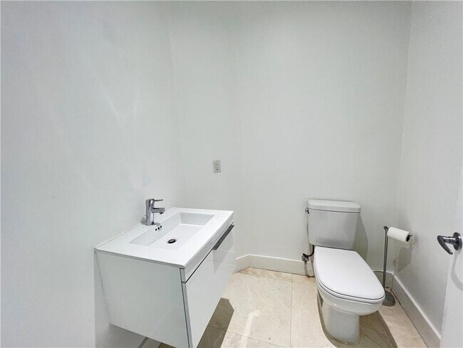 Building Photo - 17301 Biscayne Blvd