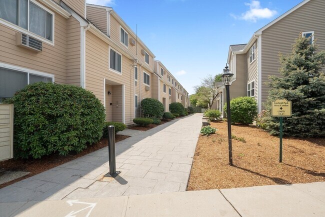 Building Photo - 51 Fairfield Park