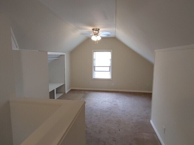 Building Photo - 3 bedroom, 2 bath, brick bungalow in Eastp...