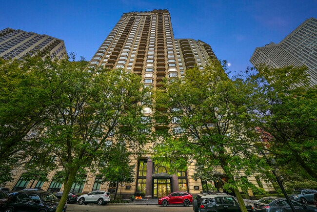 Building Photo - 2550 N Lakeview Ave