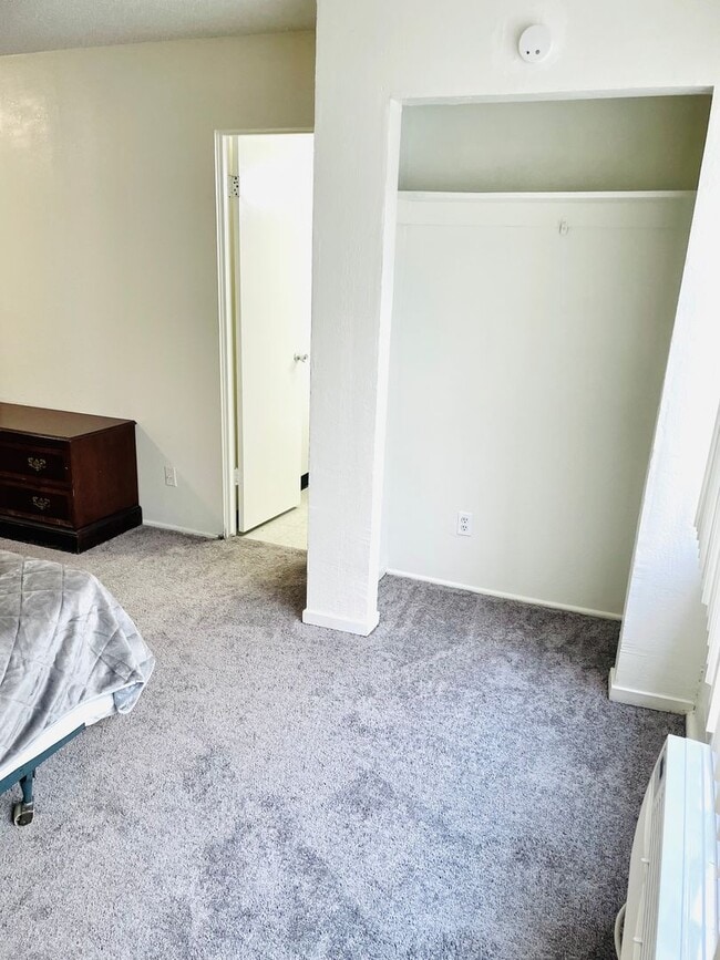 Building Photo - Studio Apartment on Las Vegas Strip - Close to all of the Excitement & More!!