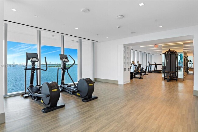 Building Photo - 700 NE 26th Terrace