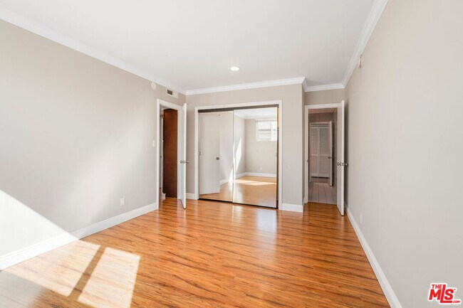 Building Photo - 248 S Doheny Dr
