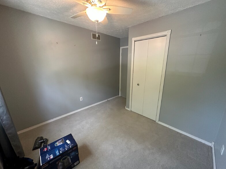 Building Photo - 253 Overleaf Dr